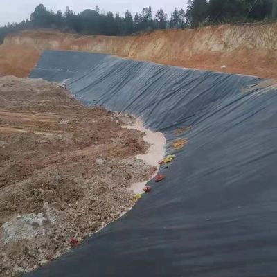 Estilo de diseño industrial Líner de estanque de geomembrana de HDPE liso para aplicaciones de vertederos