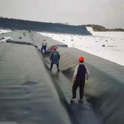 Geomembrana HDPE de diseño industrial en negro para tanque de lago artificial impermeable