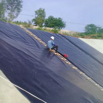 Geomembrana de HDPE 0,5 mm 1 mm 1,5 mm 2 mm longitud 50-200 m para impermeabilización de presas y estanques