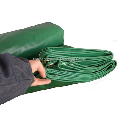Tarpa de PVC verde resistente ideal para bloquear la luz solar y la humedad en ambientes al aire libre
