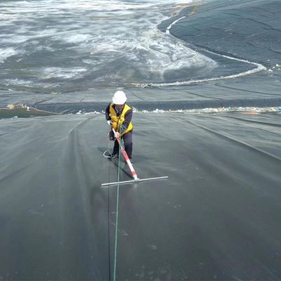 ASTM GRI-GM13 Geomembrana de HDPE estándar de 1 mm para aplicaciones en estanques de pescado y vertederos
